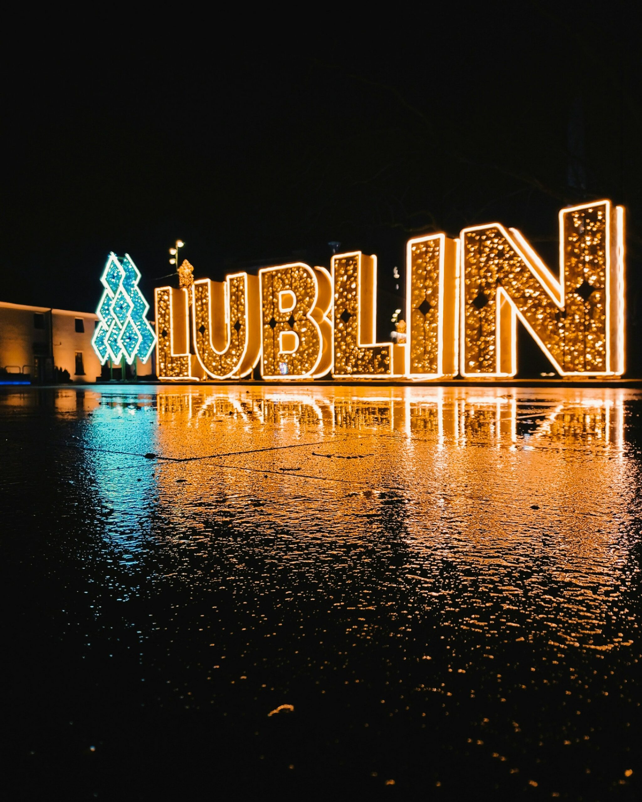 Świecący napis Lublin. Zdjęcie zrobione w nocy