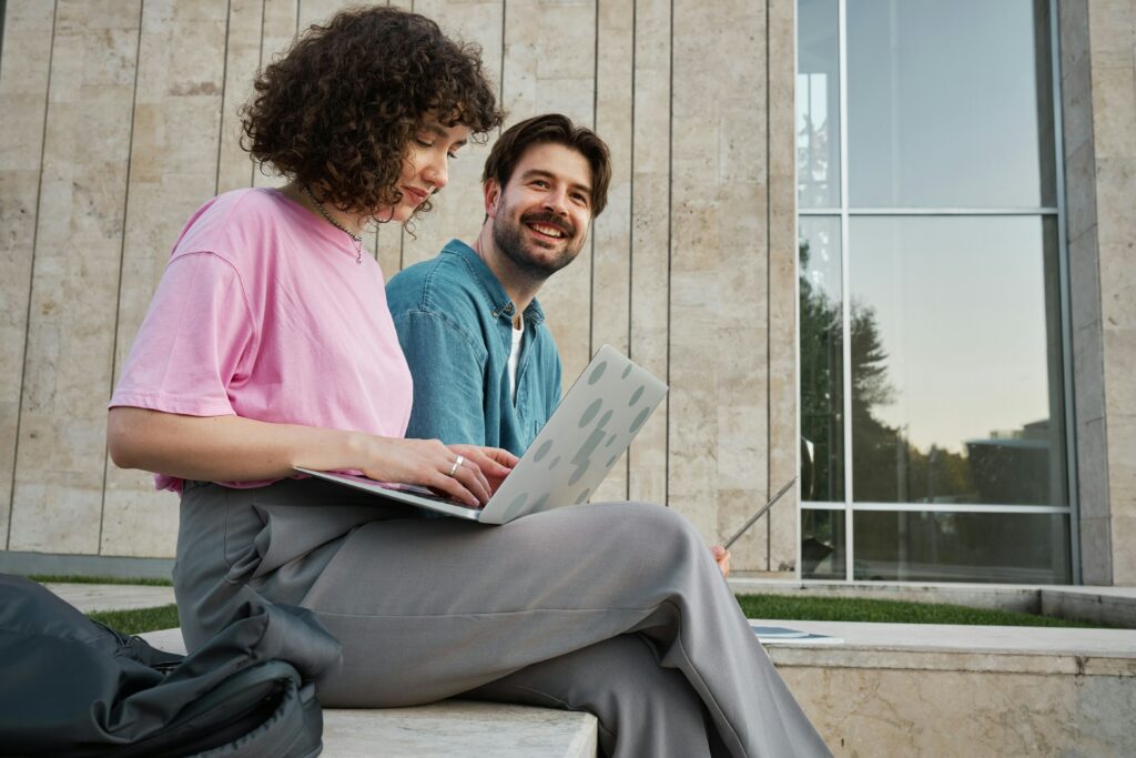 Osoby rozmawiające ze sobą